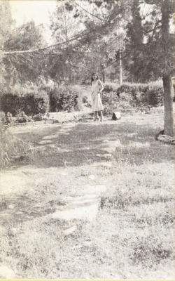 Woman standing on remnant of Beit ha-Miqdash ha-Rishon wall, before